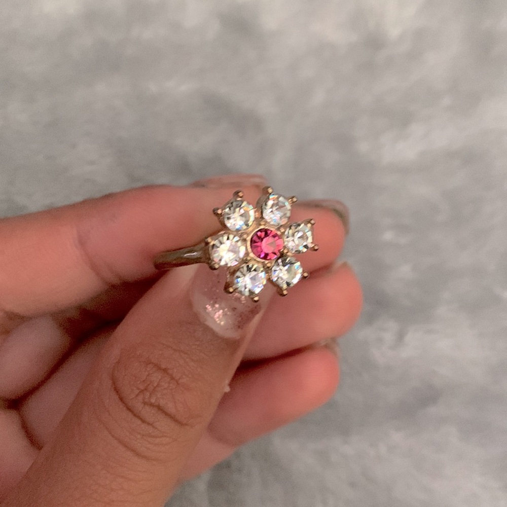 Pretty flower ring